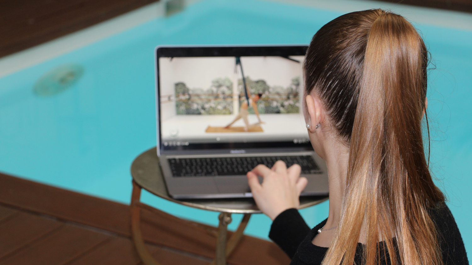 OYA Live Studio : La Plateforme en Ligne pour Pratiquer le Yoga Aérien chez Soi