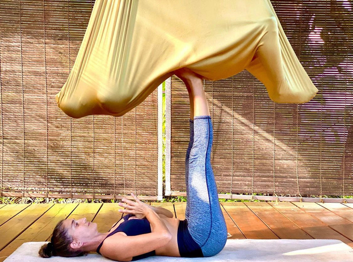 yoga aérien près de chez vous ! des bons plans pour pratiquer le flying yoga à la maison et dans un studio. Se former et devenir professeur de yoga aérien